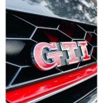 Σήμα "GTI" Αυτοκόλλητο Και Βιδωτό Κόκκινο - Ασημί 8x2.2cm 1 Τεμάχιο