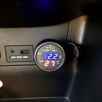 Βολτόμετρο, Θερμόμετρο Και Φορτιστής Αυτοκινήτου Με Usb Μαύρο Με Κόκκινα Και Μπλε Νούμερα 1Τμχ Βολτόμετρο, Θερμόμετρο Και Φορτιστής Αυτοκινήτου Με Usb Μαύρο Με Κόκκινα Και Μπλε Νούμερα 1Τμχ