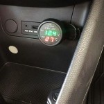Βολτόμετρο, Θερμόμετρο Και Φορτιστής Αυτοκινήτου Με Usb Μαύρο Με Κόκκινα Και Πράσινα Νούμερα 1Τμχ
