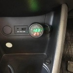 Βολτόμετρο, Θερμόμετρο Και Φορτιστής Αυτοκινήτου Με Usb Μαύρο Με Κόκκινα Και Πράσινα Νούμερα 1Τμχ