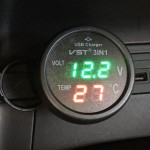 Βολτόμετρο, Θερμόμετρο Και Φορτιστής Αυτοκινήτου Με Usb Μαύρο Με Κόκκινα Και Πράσινα Νούμερα 1Τμχ