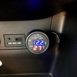 Βολτόμετρο, Θερμόμετρο Και Φορτιστής Αυτοκινήτου Με Usb Μαύρο Με Κόκκινα Και Μπλε Νούμερα 1Τμχ