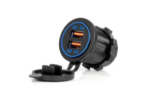 Amio - Πριζα Με 2 Θυρες Usb Και Καπακι 12/24V Quick Charge 3.0 Αδιαβροχη Με Μπλε Led Φως Μαυρη - 1 ΤΕΜ. (04218/AM)